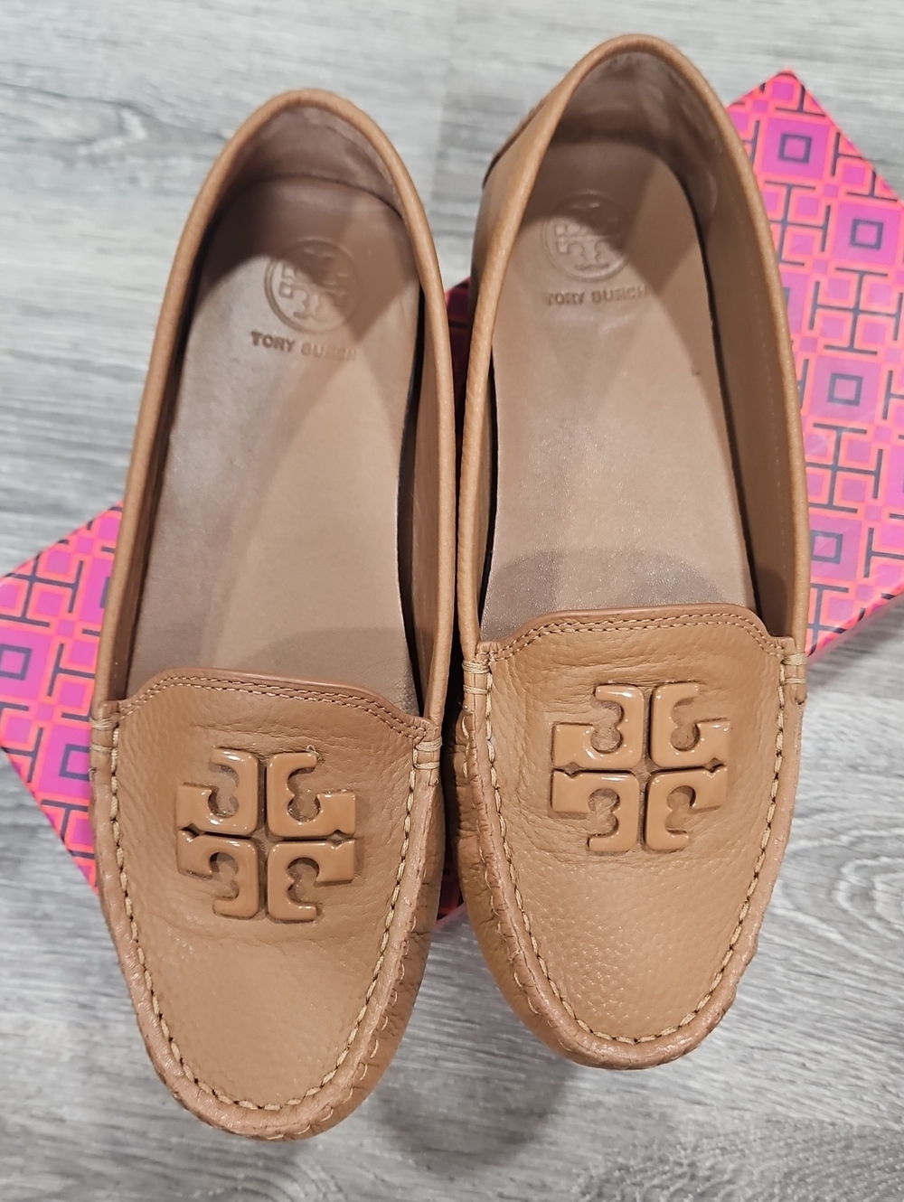 Tory Burch Lowell 2 Driver Tumbled Leather Size 7 Royal Tan - Picture 2 of 11